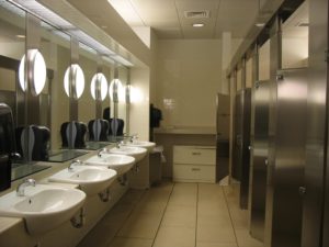 phan biet bathroom toilet va restroom 8 5